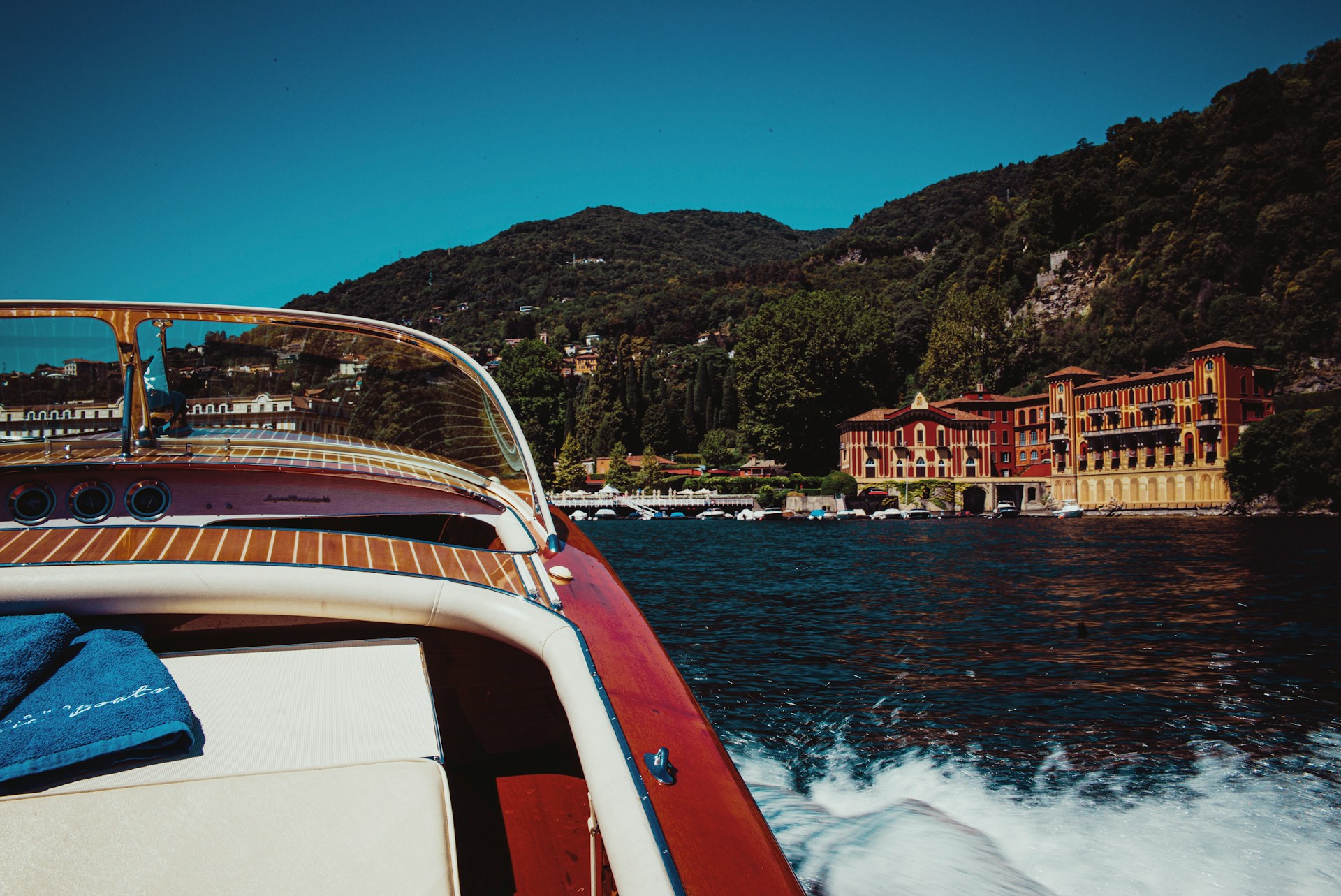 yacht in the ocean waterfront near the shoreline with Villa d'Este, Via Regina, Cernobbio, Province of Como, Italy. Photo by Aleks Marinkovic on Unsplash