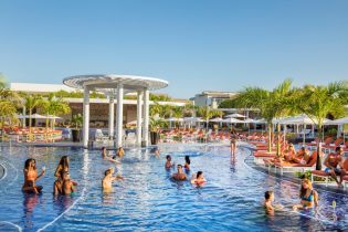 thg_ADULT_POOL_PARTY_3